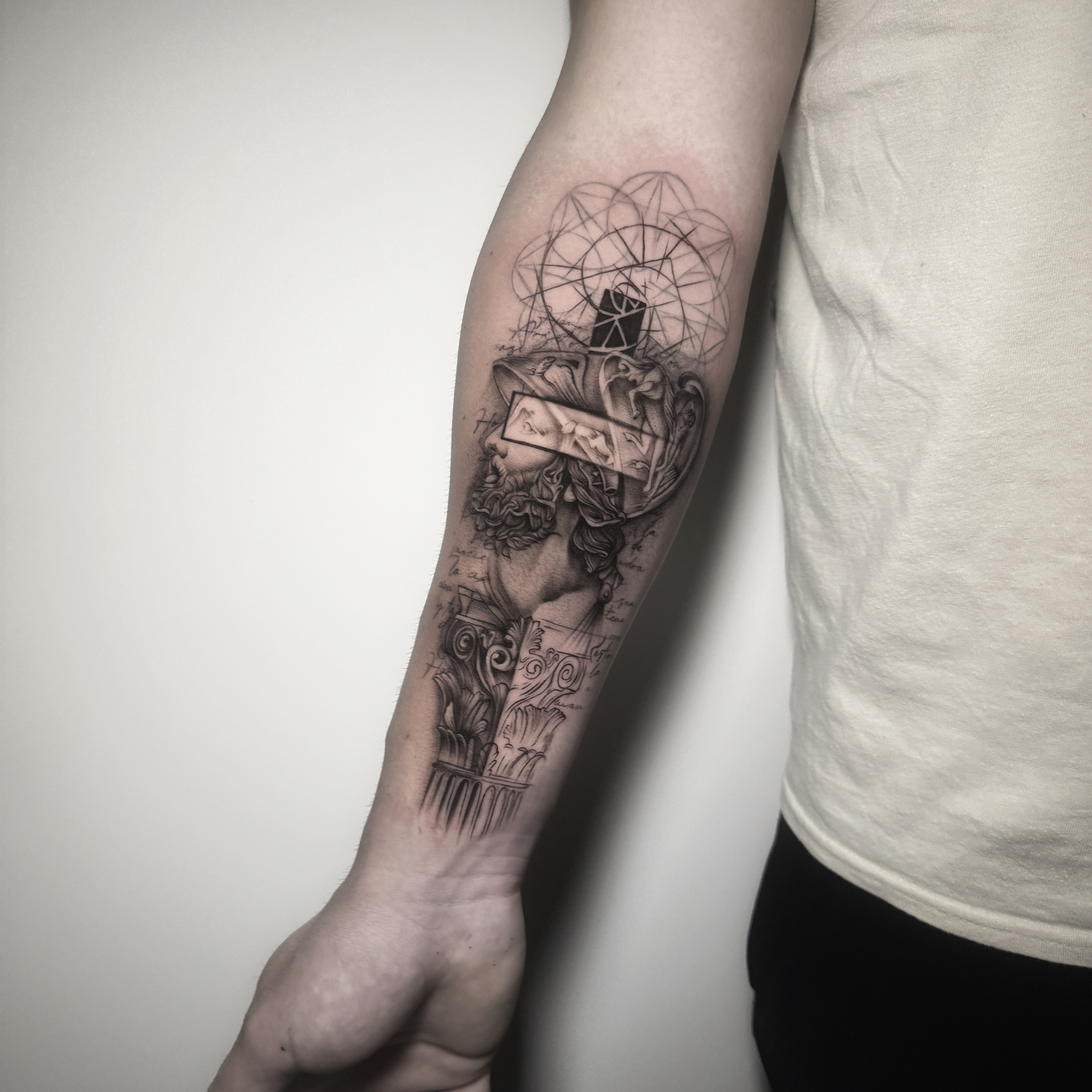 Brazo con figura clásica y geometría – Captain Tattoo Cartagena