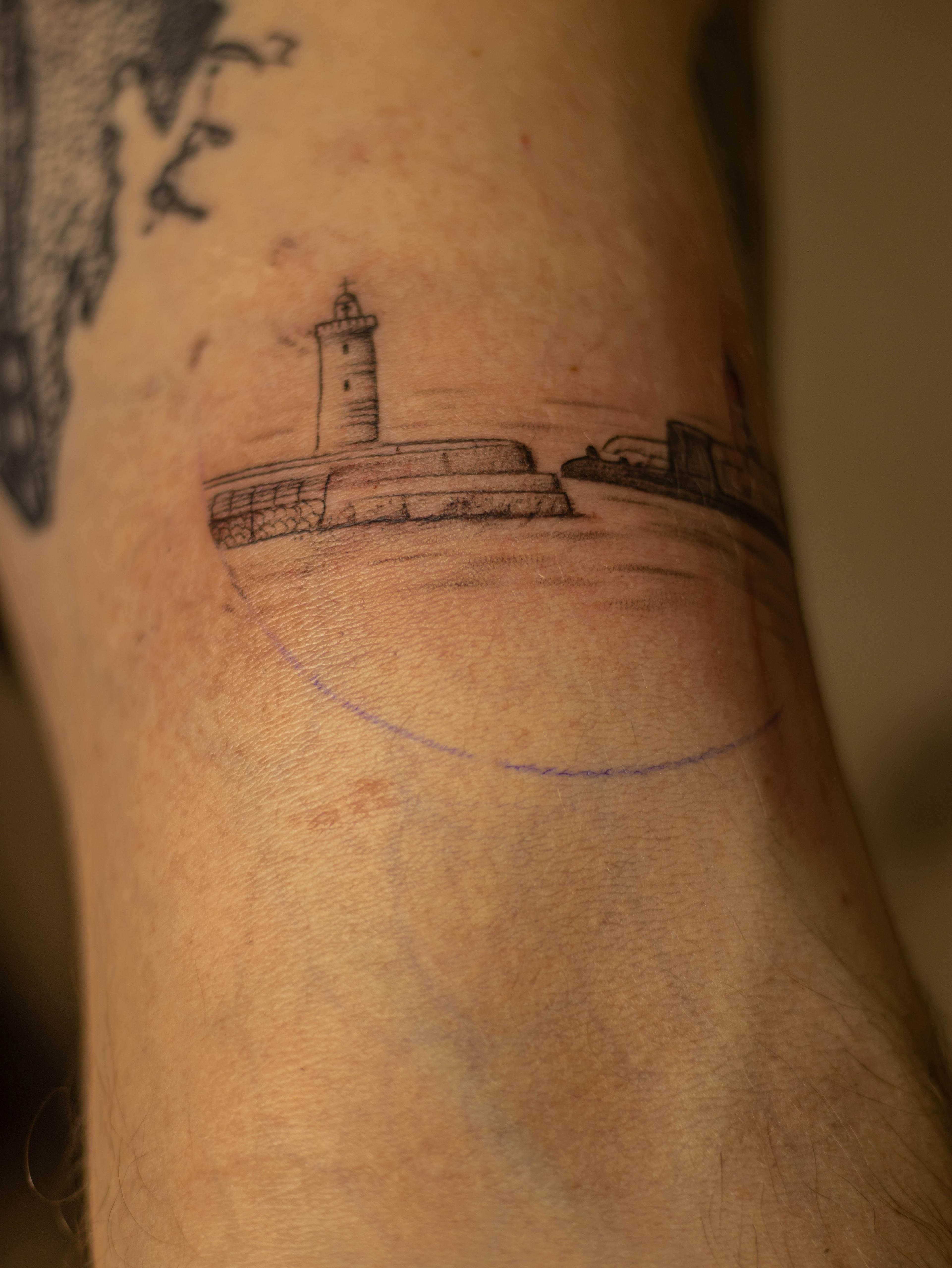 Microtattoo del Faro de Navidad en Cartagena – Captain Tattoo Cartagena