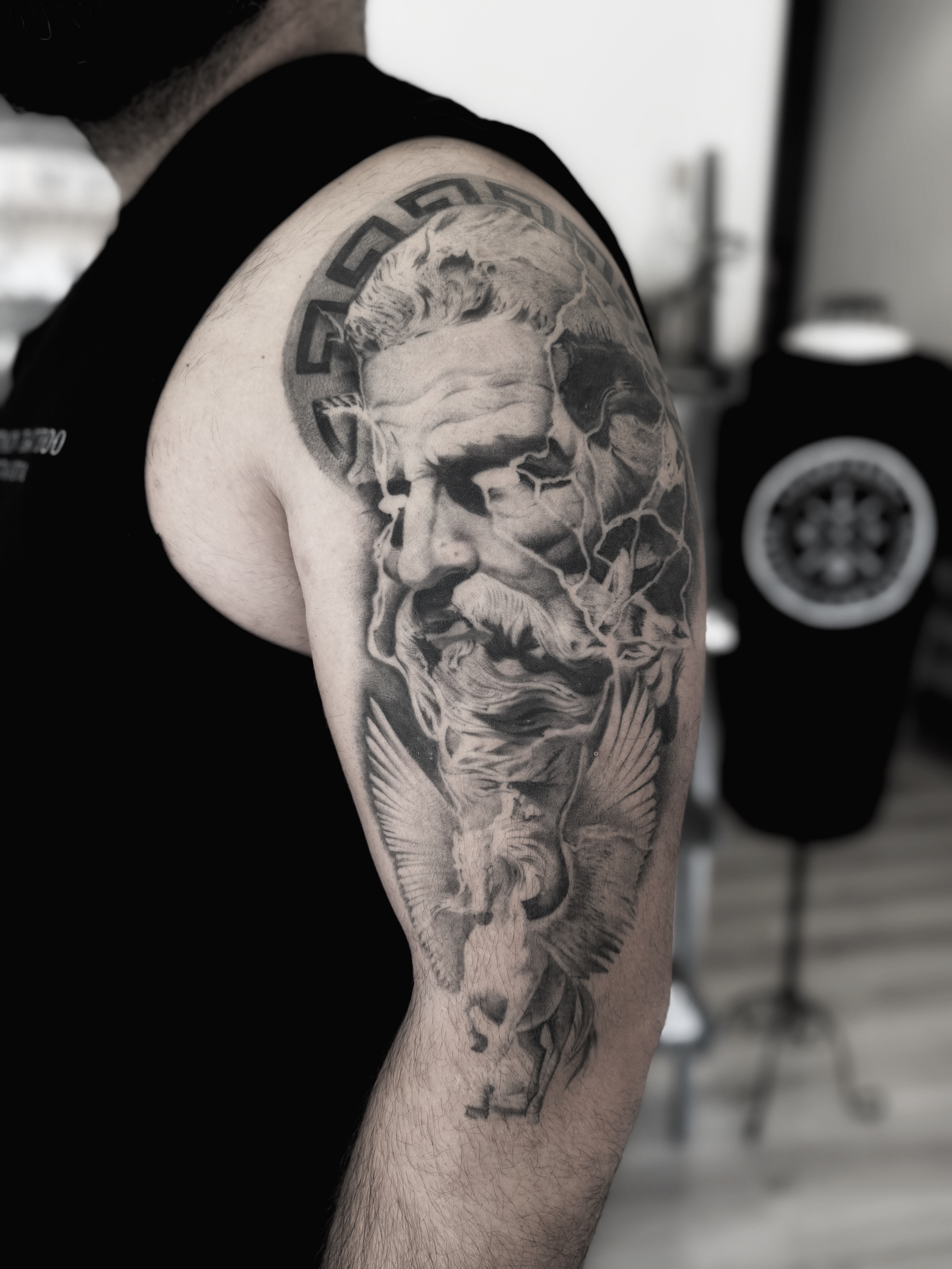 Tatuaje realista de Zeus en hombro – Captain Tattoo Cartagena